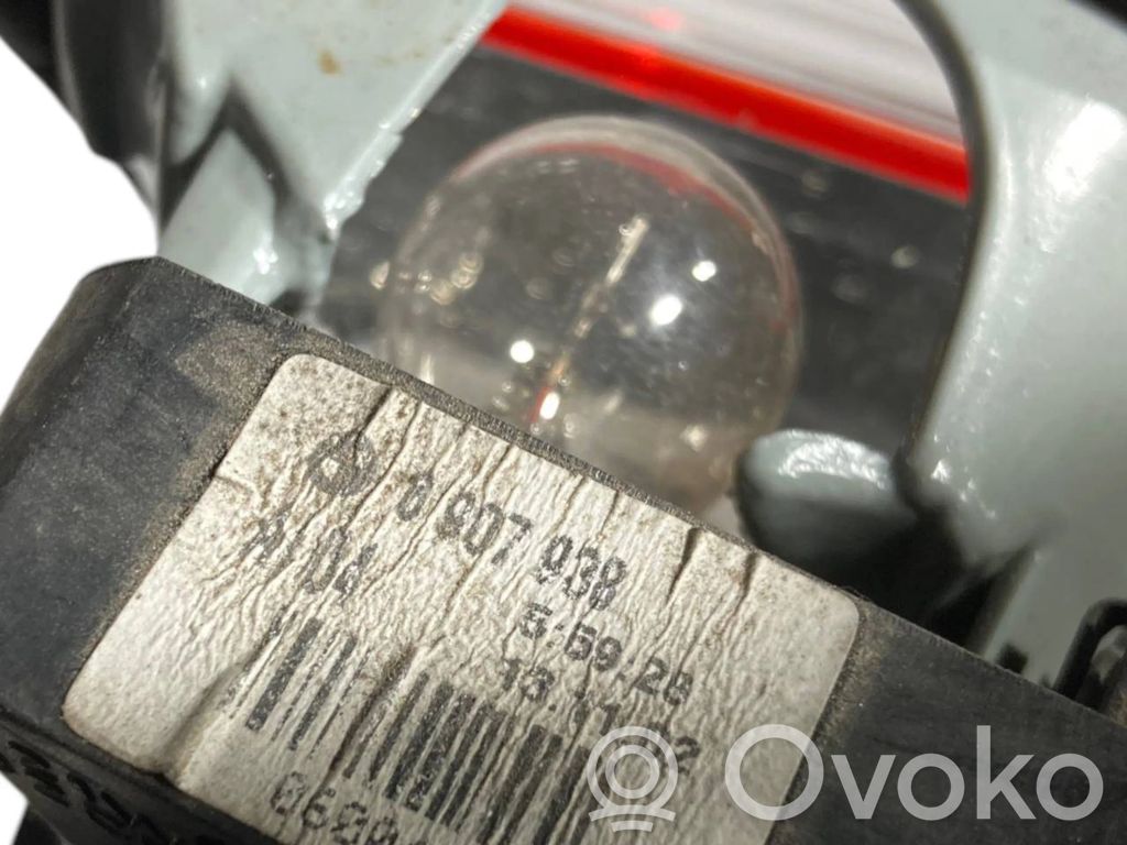 Aizmugurējais lukturis pārsegā