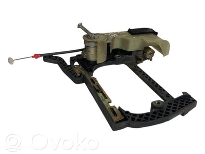 Priekšpusē turētājs / kronšteins ārējam atvēršanas rokturim