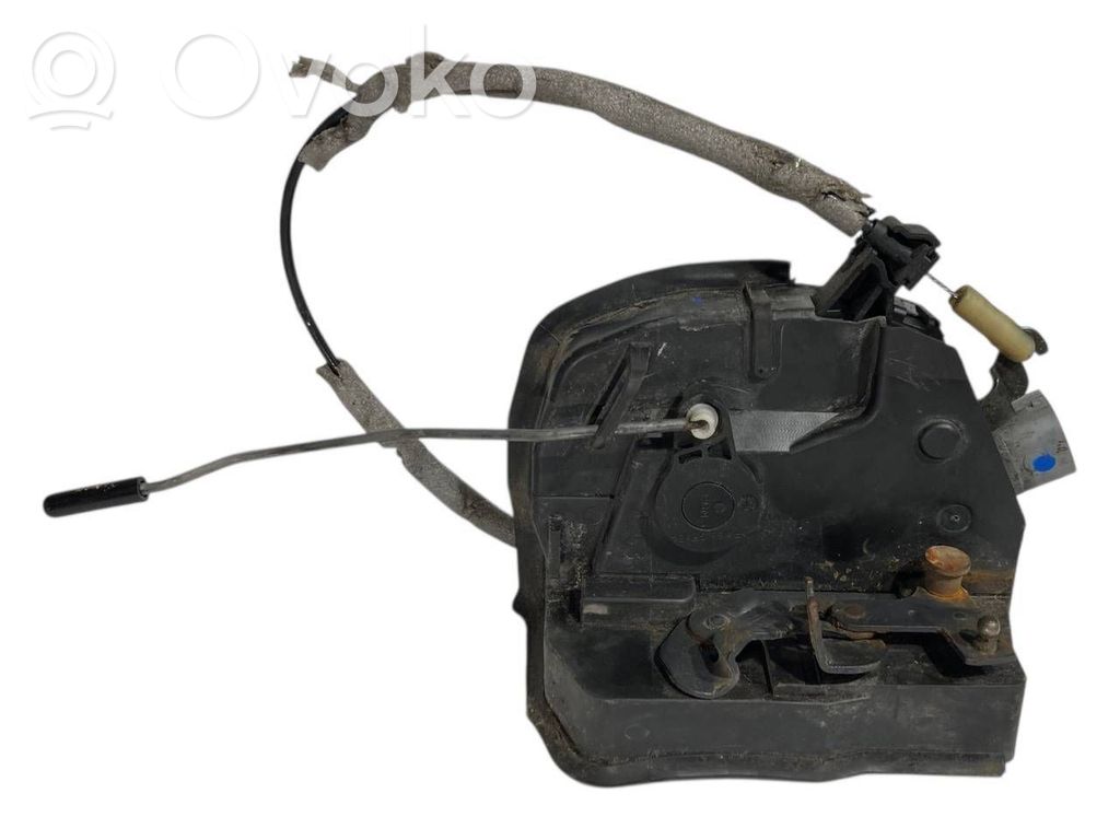 Priekšpusē slēdzene