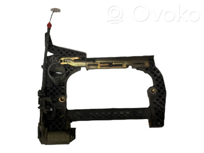 Priekšpusē turētājs / kronšteins ārējam atvēršanas rokturim