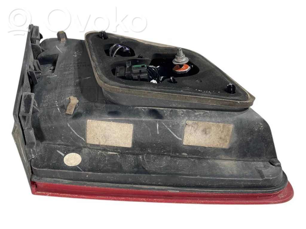 Aizmugurējais lukturis pārsegā