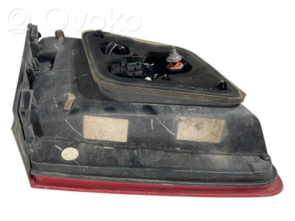 Aizmugurējais lukturis pārsegā