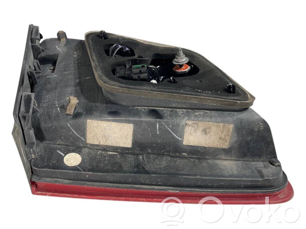 Aizmugurējais lukturis pārsegā