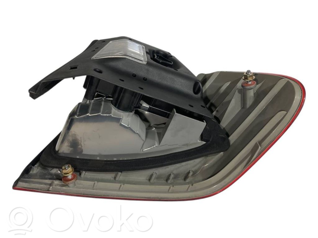 Aizmugurējais lukturis virsbūvē