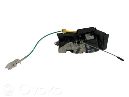 Priekšpusē slēdzene