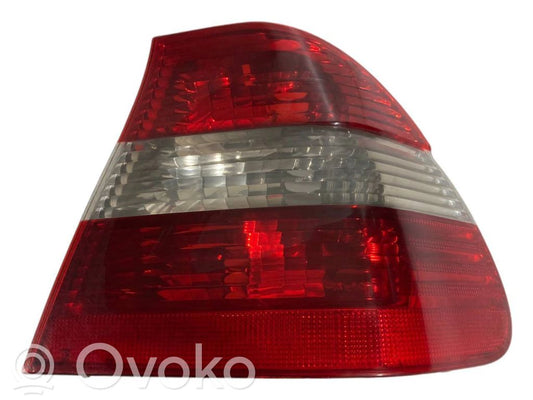 Задний фонарь в кузове