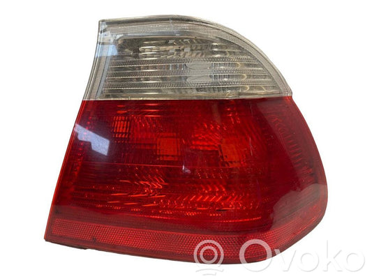 Задний фонарь в кузове