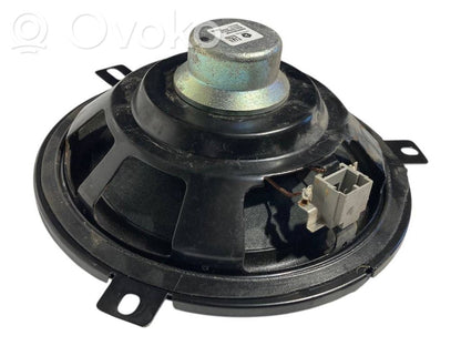 Skaļrunis (-i) pakaļējās durvīs