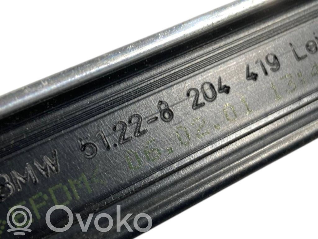 Занавеска на окне сзади