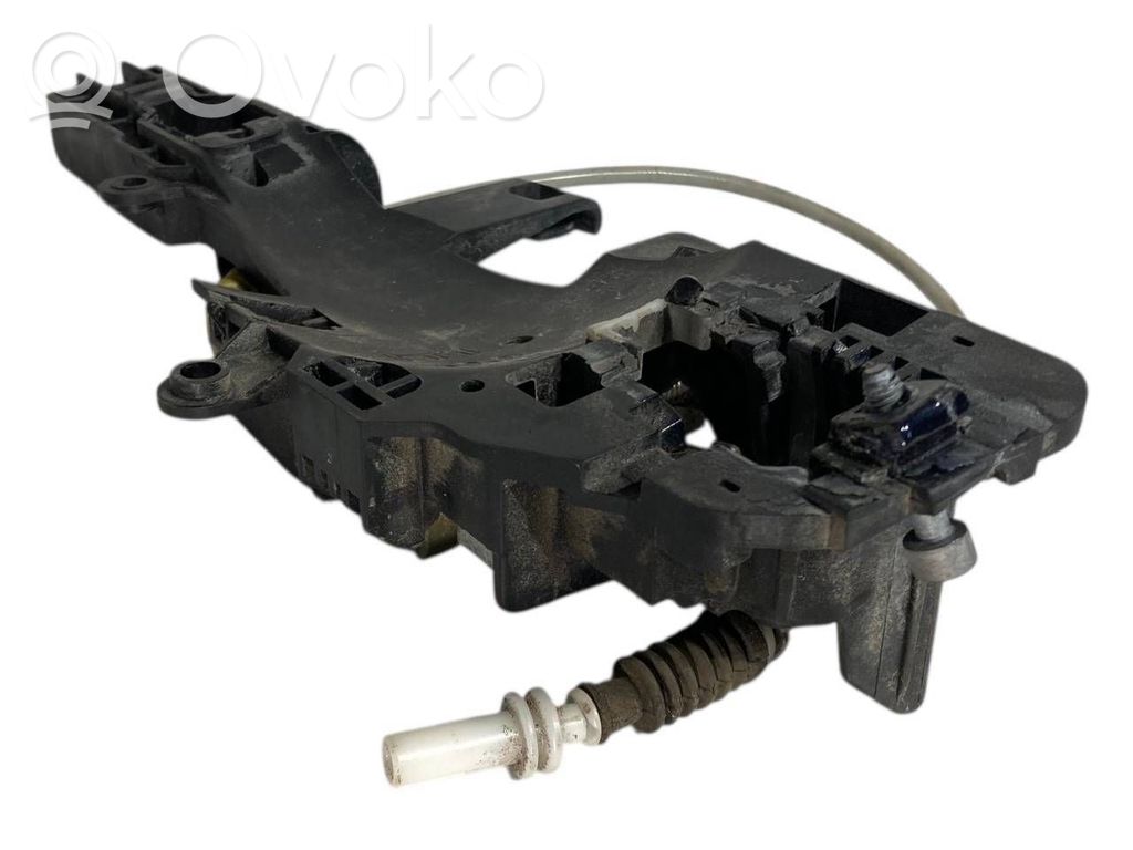 Priekšpusē turētājs / kronšteins ārējam atvēršanas rokturim