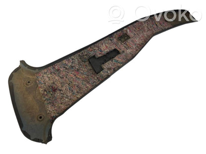 (B) statņa dekoratīvā apdare (apakšdaļa)