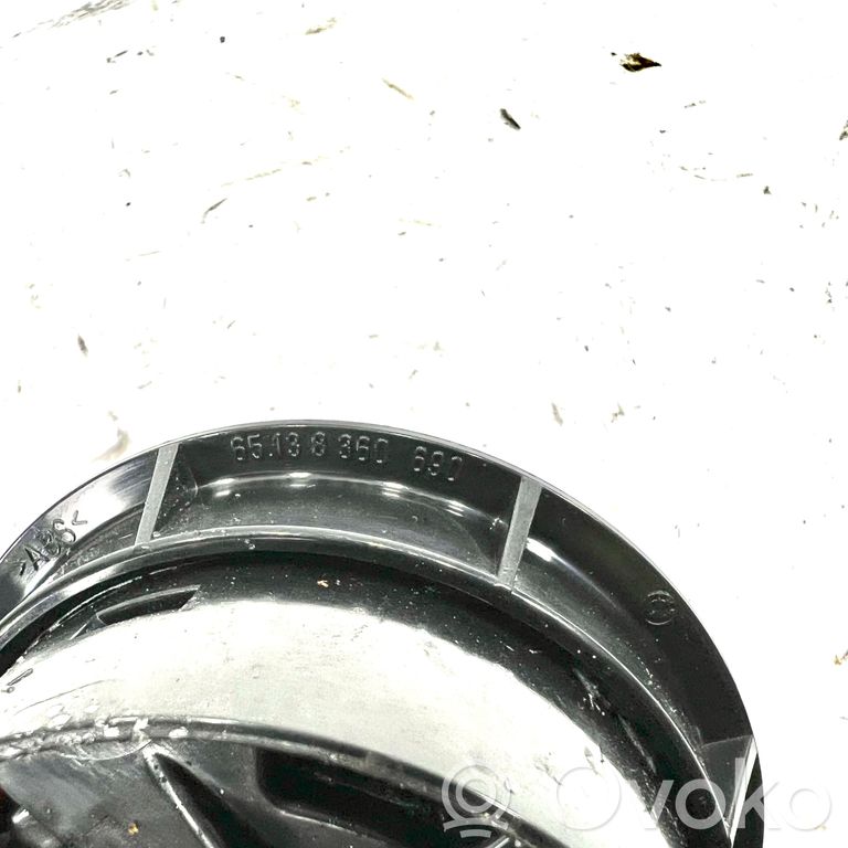 Skaļrunis (-i) priekšējās durvīs