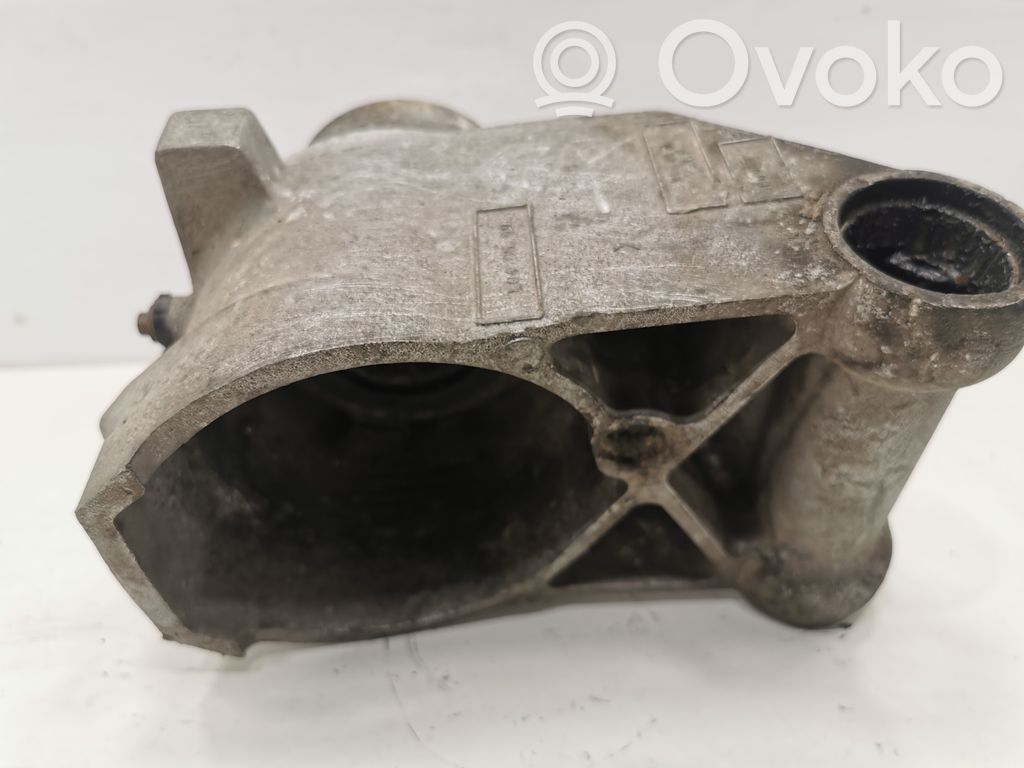 Aizmugurē riteņa rumbas vārpstas šarnīrs (stupica, capfa)