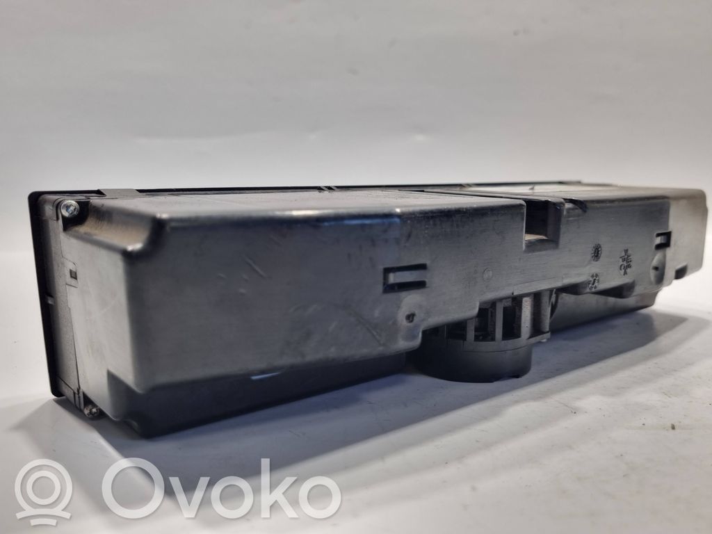 Gaisa kondicioniera / klimata kontroles / salona apsildes vadības bloks (salonā)