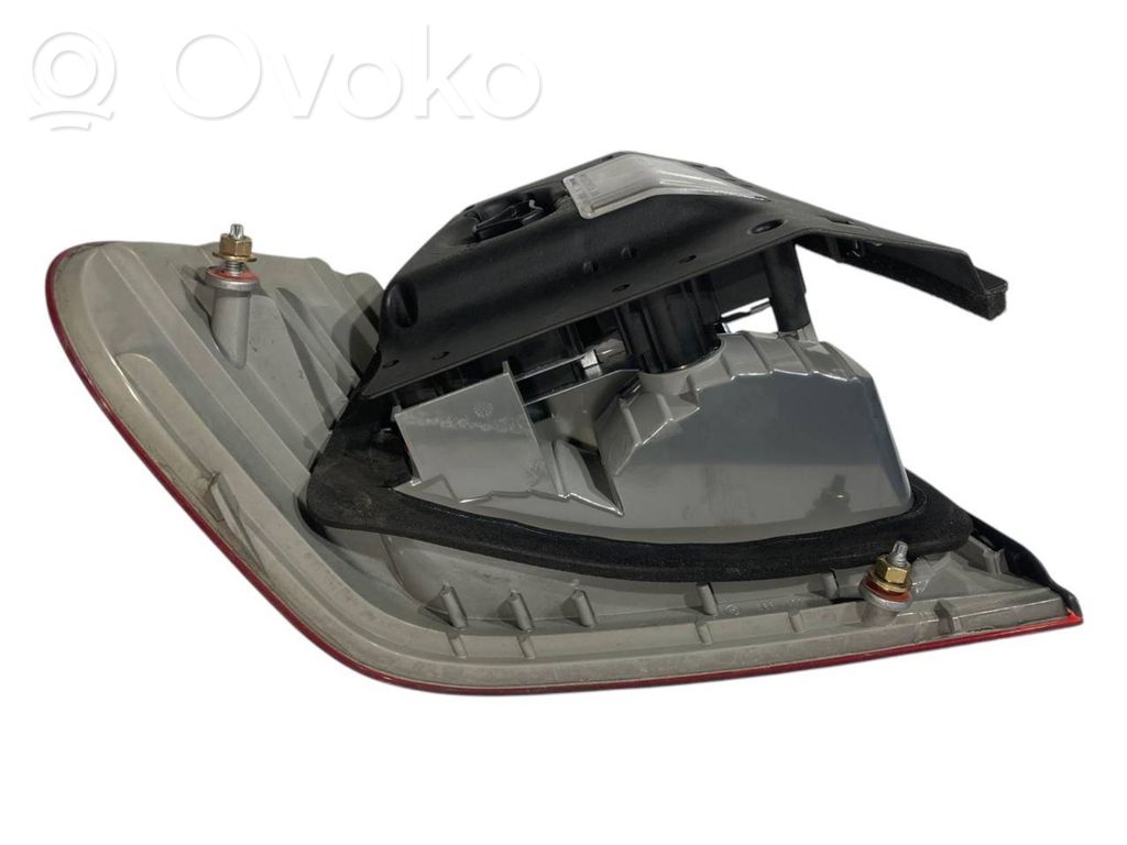 Aizmugurējais lukturis virsbūvē