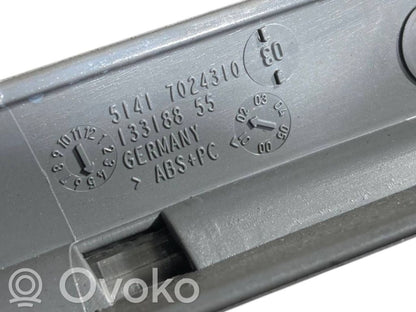 Cita veida priekšpusē durvju dekoratīvās apdares detaļa