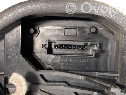 Priekšpusē slēdzene