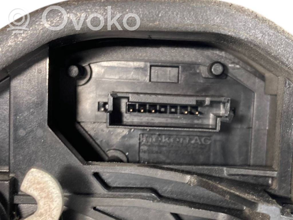 Priekšpusē slēdzene