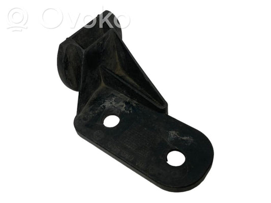 Priekšpusē bampera turētājs