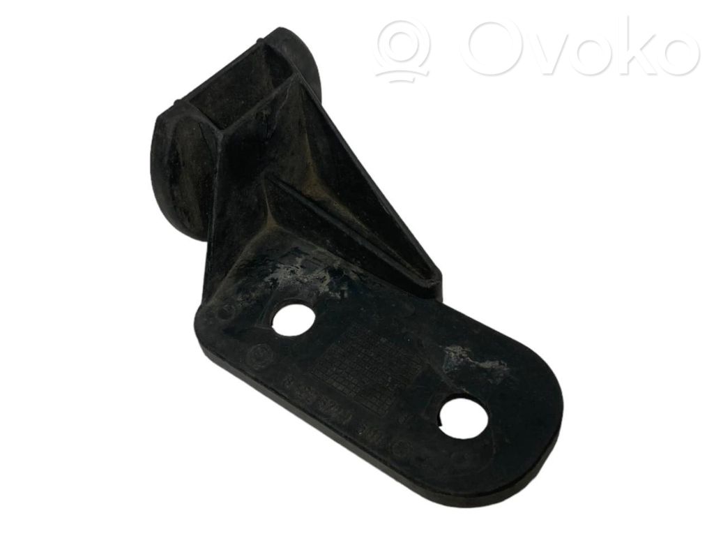 Priekšpusē bampera turētājs