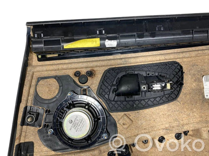 Apšuvums aizmugurējām durvīm