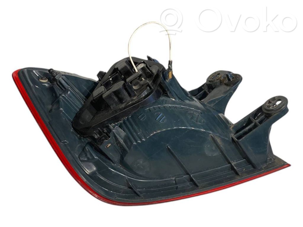 Задний фонарь в кузове