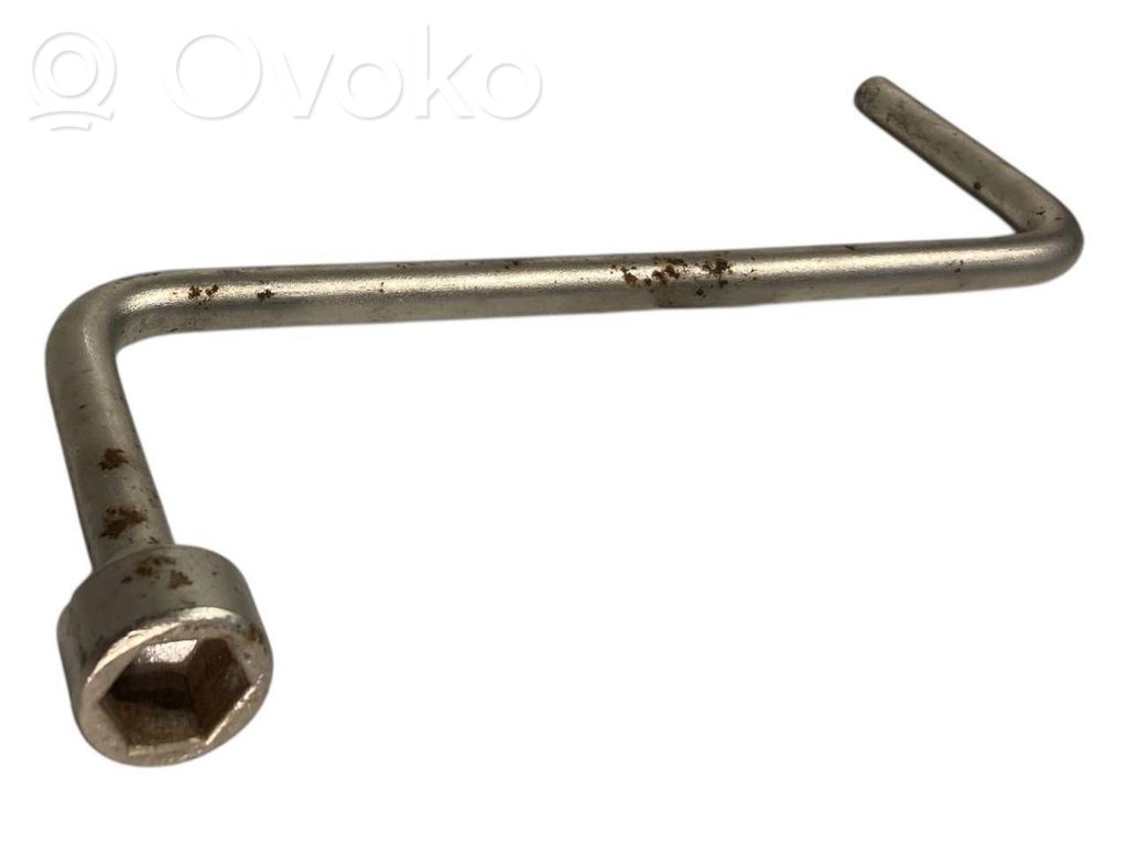 Riteņu uzgriežņatslēga