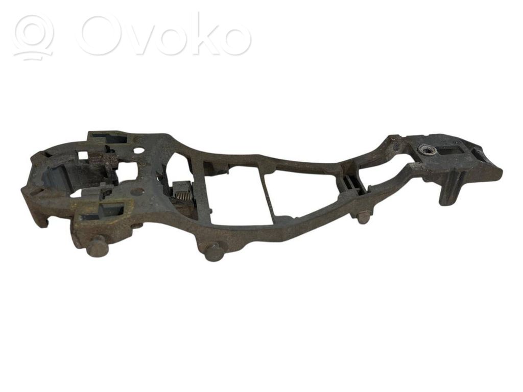 Priekšpusē turētājs / kronšteins ārējam atvēršanas rokturim