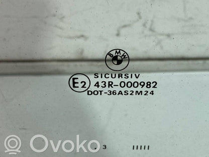 priekšējo durvju stikls (četrdurvju mašīnai)