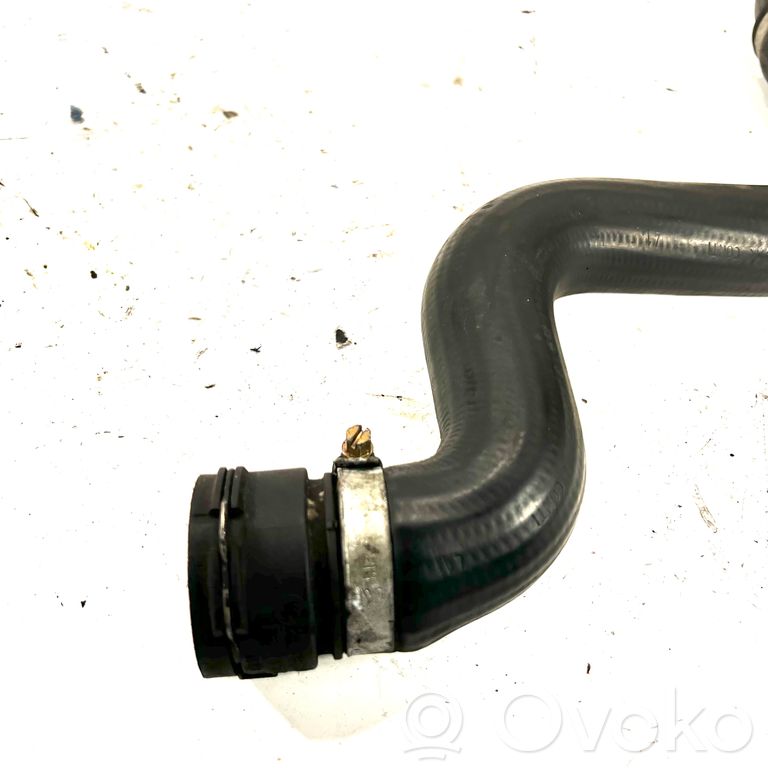 Caurulīte (-es) / šļūtene (-es)