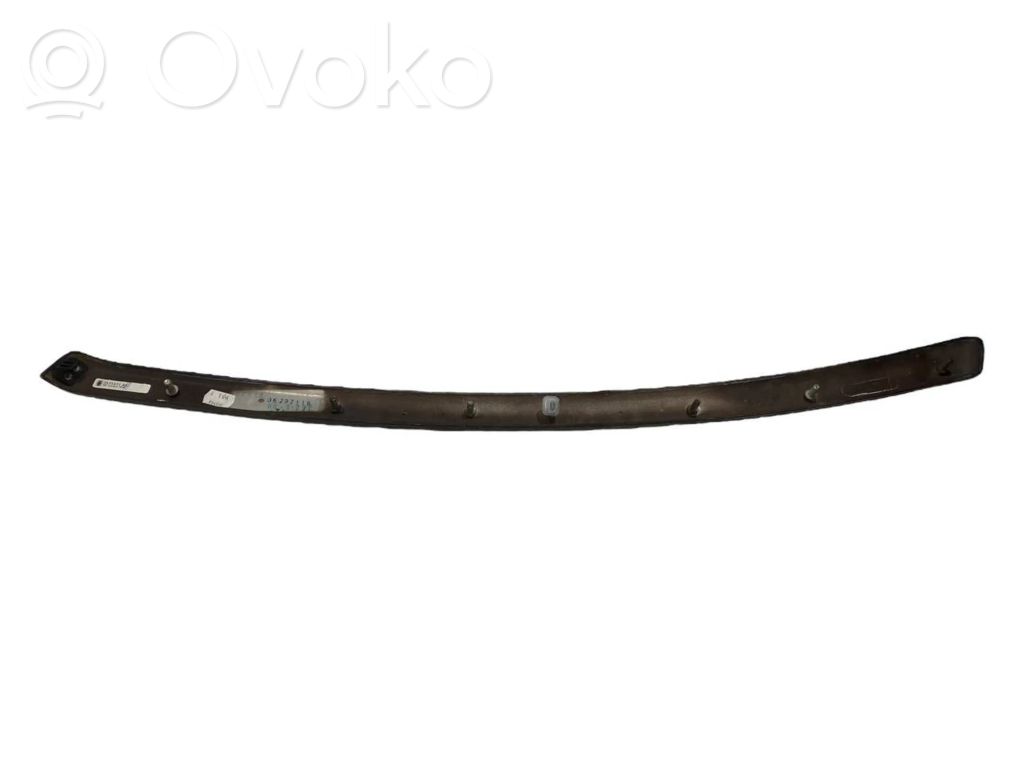 Priekšpusē dekoratīvās apdares lenta