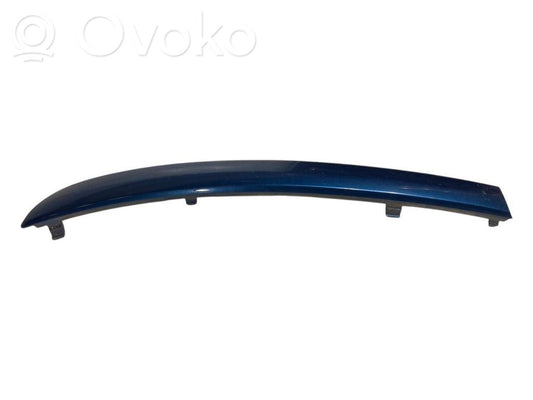 Priekšpusē dekoratīva bampera uzlikas