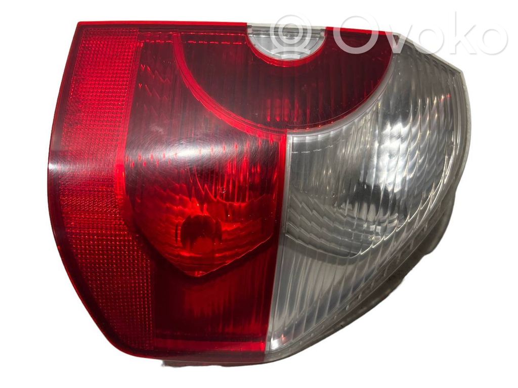 Aizmugurējais lukturis virsbūvē