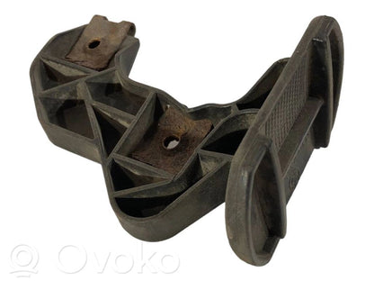 Priekšpusē bampera turētājs