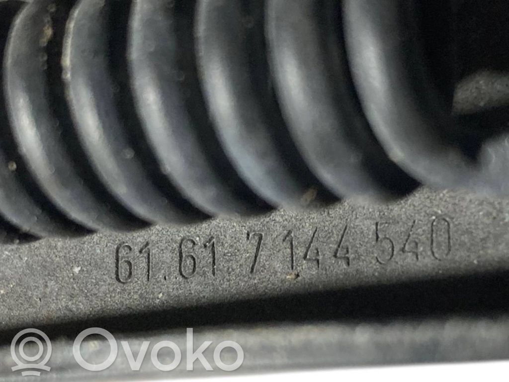 Priekšējā loga tīrītāja kājiņa