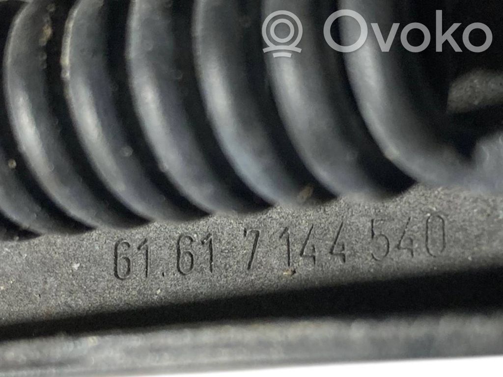 Priekšējā loga tīrītāja kājiņa