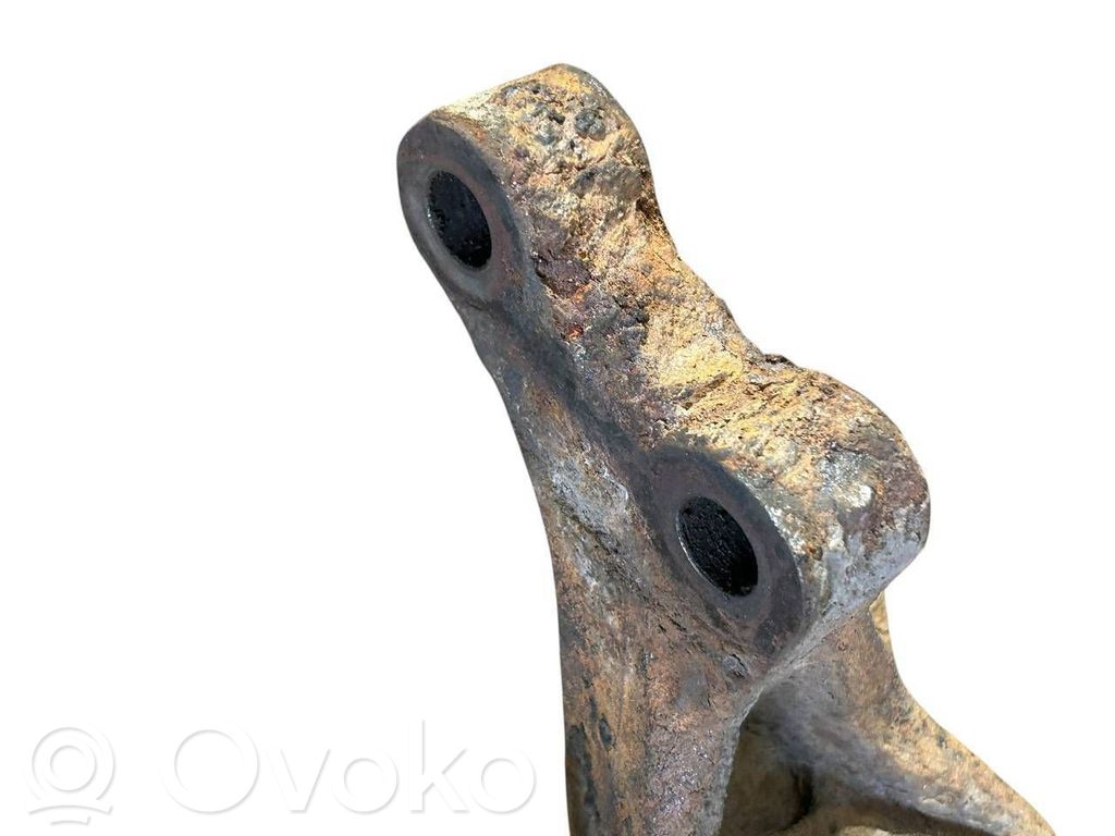 Priekšējā riteņa rumbas vārpstas šarnīrs (stupica, capfa)