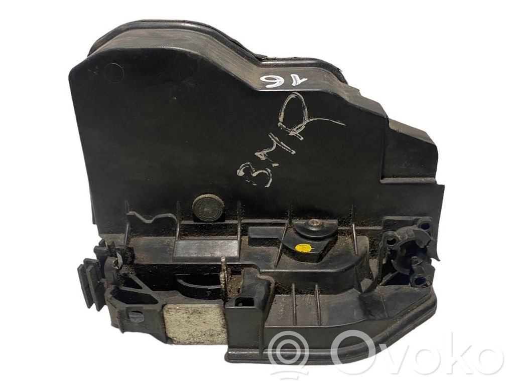 Priekšpusē slēdzene