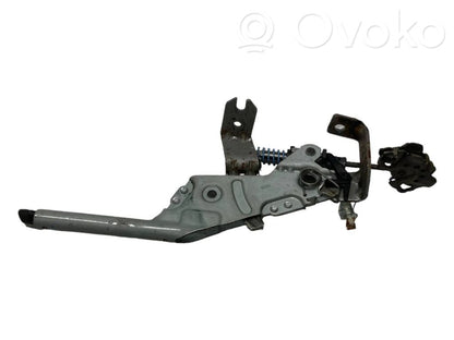 Rokas bremzes mehānisms (salonā)