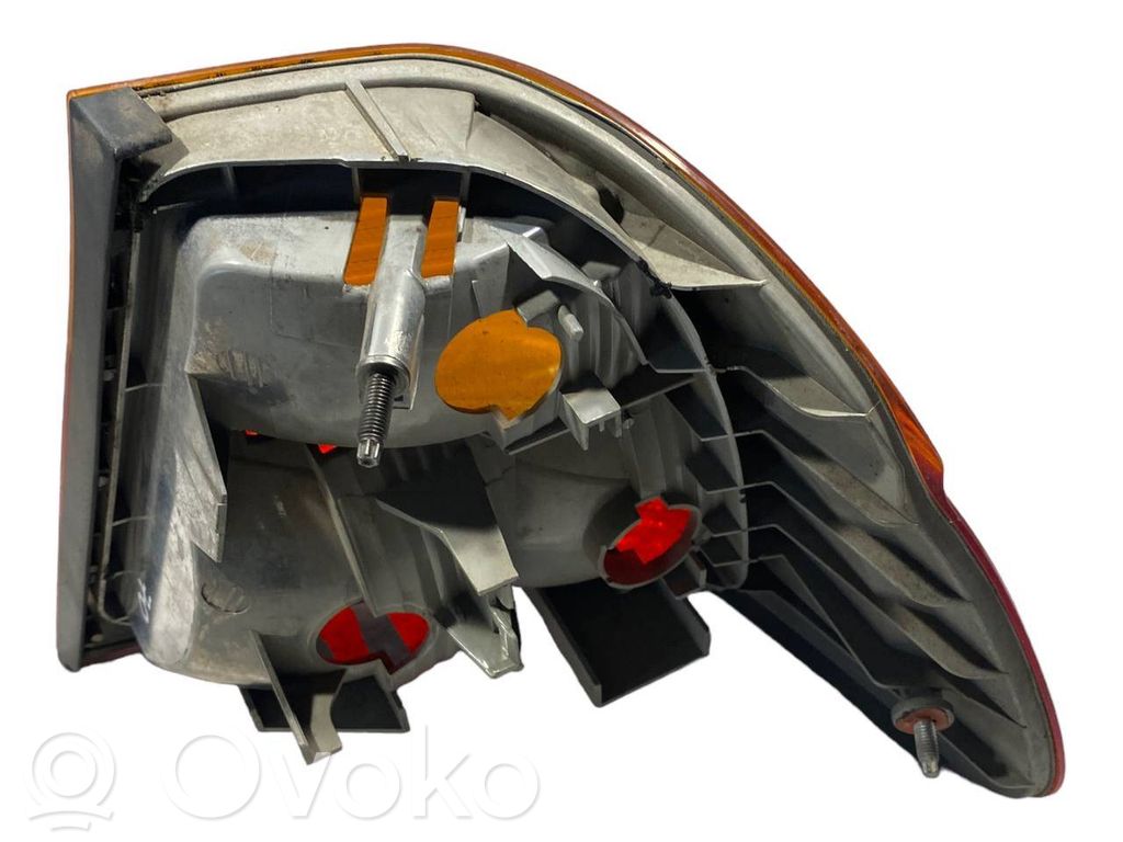 Aizmugurējais lukturis virsbūvē