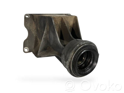 Pusass sakabes gultņa stiprinājums