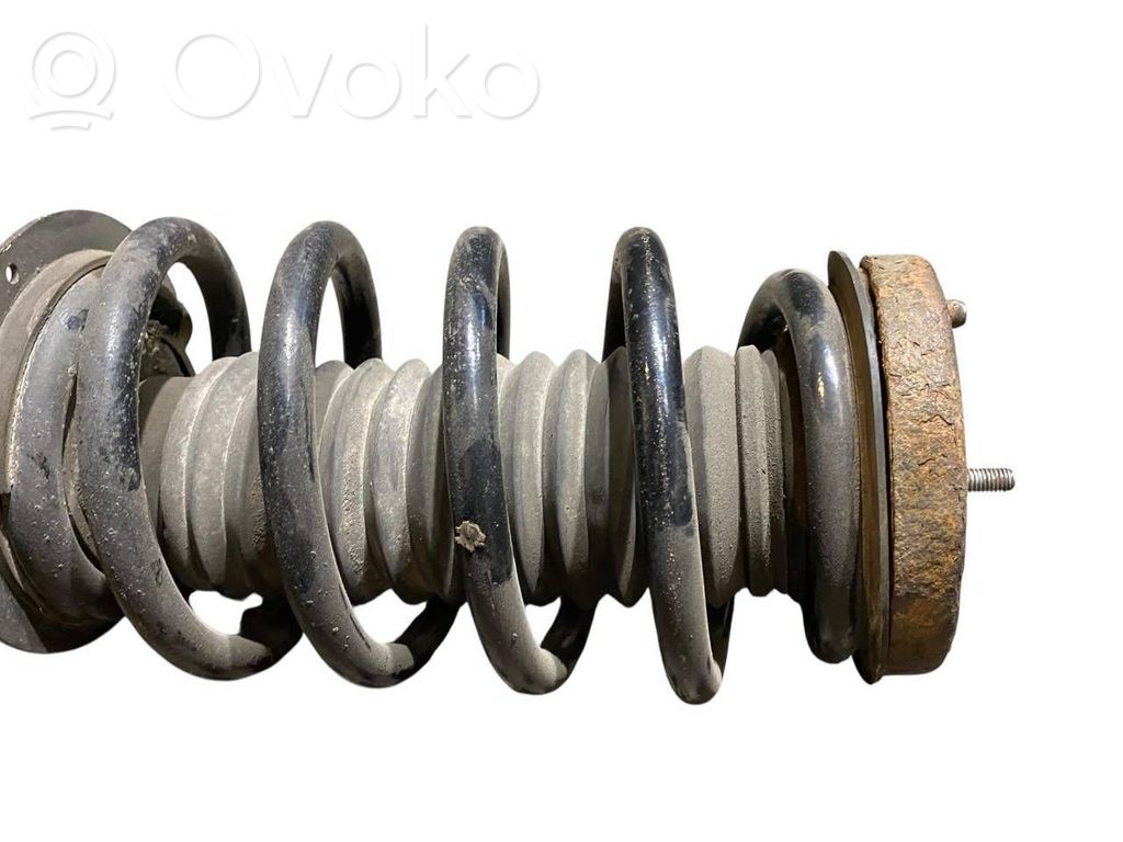 Priekšpusē amortizators ar atsperi