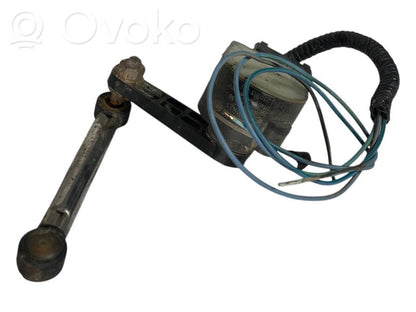 Aizmugurē balstiekārtas augstuma sensors