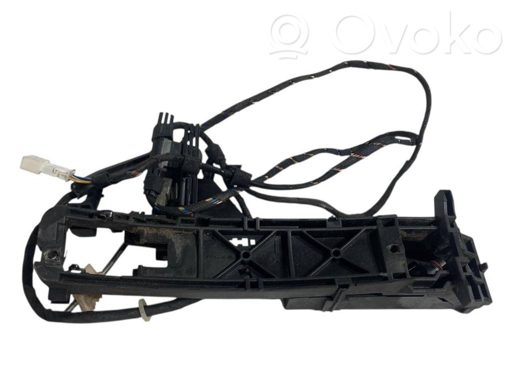 Priekšpusē turētājs / kronšteins ārējam atvēršanas rokturim