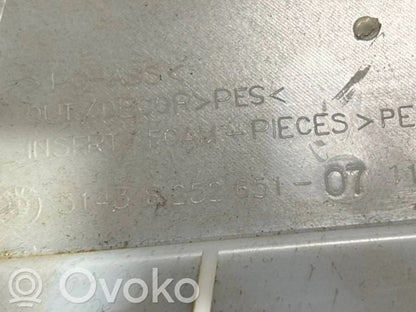 (C) statņa dekoratīvā apdare