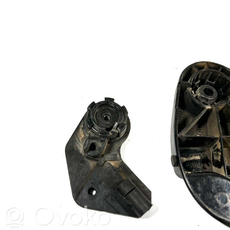 Dzinēja pārsega attaisīšanas rokturītis