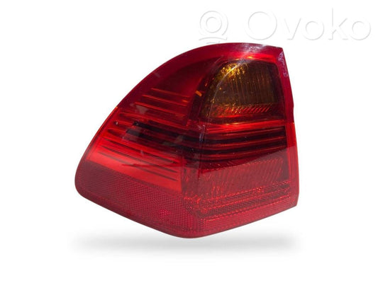 Aizmugurējais lukturis virsbūvē