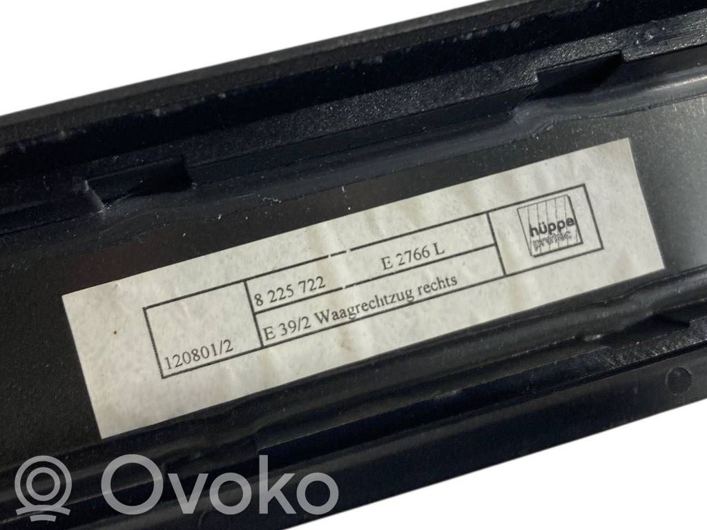 Aizmugurē logu aizkars