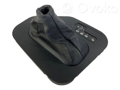 Ātrumu pārslēgšanas sviras dekoratīvā apdare (plastmasas)