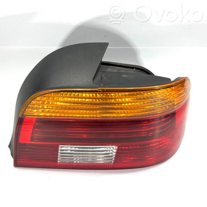 Aizmugurējais lukturis virsbūvē